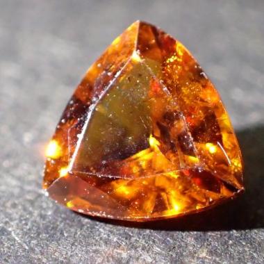 天然バストネサイト